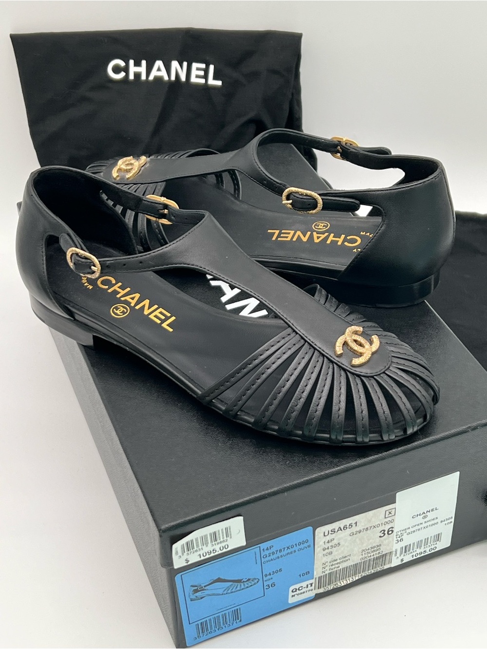 🔴NEW🔴Authentic CHANEL Black Leather T-Strap Sandals with Gold CC Logo🔴